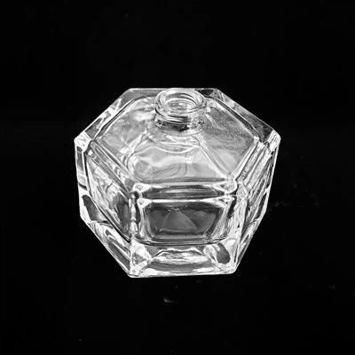 زجاجة عطر سداسية الشكل مغطاة بالسجاد